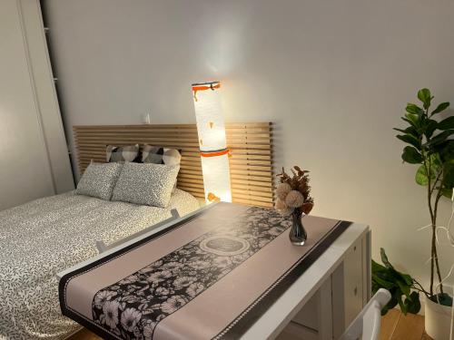 - une chambre dotée d'un lit et d'une table dans l'établissement Dream Dwell Paris- The 6th district Paris Historical apartment near Montparnasse, à Paris