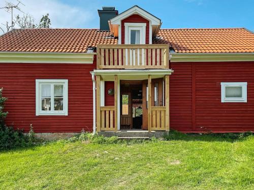 バルデマーシュビークにある8 person holiday home in VALDEMARSVIKの赤屋根の赤い家
