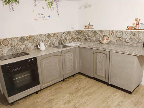 uma cozinha com um lavatório e um fogão em Valle Rubicone em Gatteo
