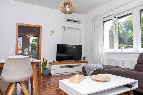 Televízia a/alebo spoločenská miestnosť v ubytovaní Castle View Apartment with free parking