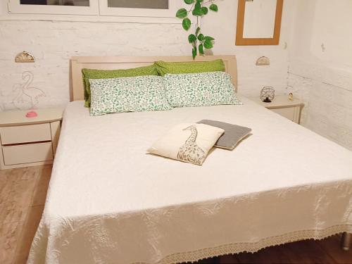 GatteoにあるValle Rubiconeのベッドルーム1室(大型ベッド1台、白いシーツ、枕付)