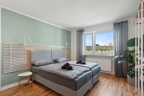 カイザースラウテルンにあるAmalfi Apartments A01 - gemütliche 2 Zi-Wohnung mit Boxspringbetten und smart TVのベッドルーム1室(ベッド1台、大きな窓付)