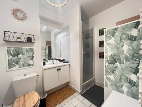 ein Badezimmer mit Toilette und Dusche in der Unterkunft Studio Bienvenue - Louez L'Esprit Libre ! in Bussy-Saint-Georges