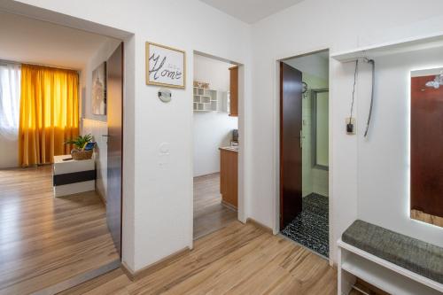 ein Flur mit einer begehbaren Dusche in einem Zimmer in der Unterkunft Apartment GoKaprun mit Blick auf die Berge in Kaprun