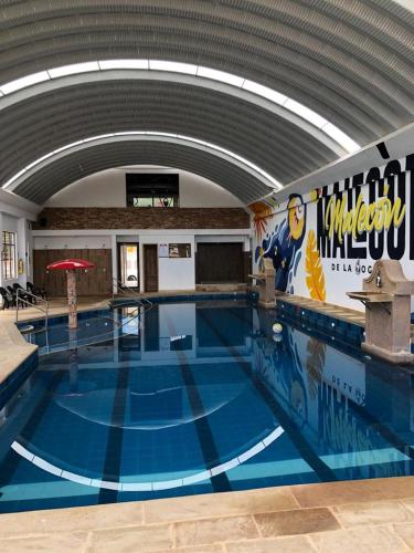 a large swimming pool in a building with a swimming pool at La Foguera Sutamarchán in Sutamarchán