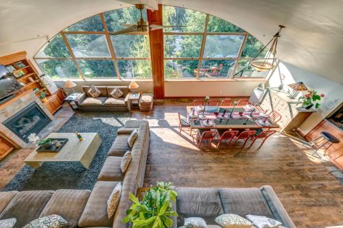 Photo de la galerie de l'établissement The Royal Suite - Village Penthouse, Private Hot Tub with Mountain Views, à Whistler