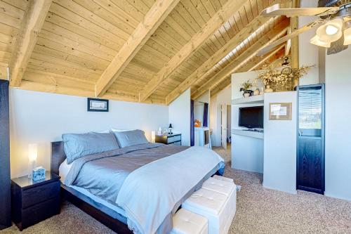 een slaapkamer met een groot bed en een houten plafond bij Mountaintop Serenity Pines in Brian Head