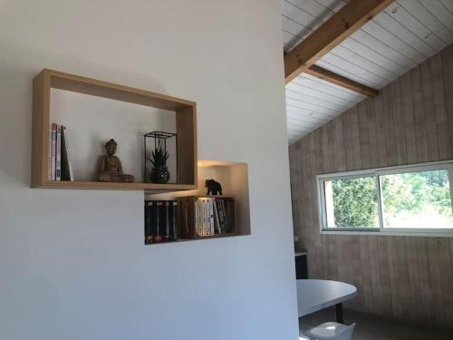 een kamer met een spiegel, een tafel en een raam bij Chez Floflo in Rion-des-Landes