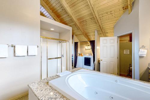 een badkamer met een groot bad in een kamer bij Mountaintop Serenity Pines in Brian Head