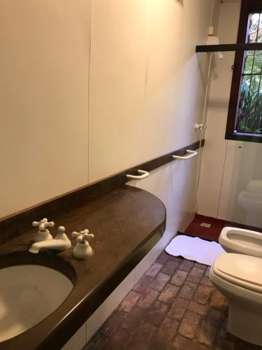 a bathroom with a sink and a toilet at Sítio de Lazer com Piscina em Ouro Preto in Ouro Preto