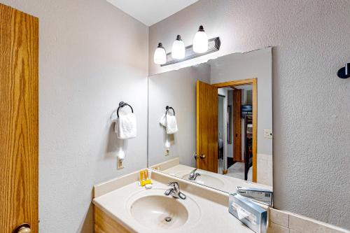 Un baño con lavabo y un espejo grande. en Trappeurs Lodge 1107, en Steamboat Springs
