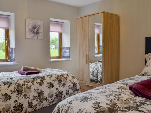 1 dormitorio con 2 camas y espejo en Koi Keep - Ukc1909 en Doddington