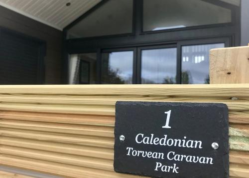 Um sinal que diz "Caledonian Torwegian Trail Park" em Torvean Holiday Park em Inverness