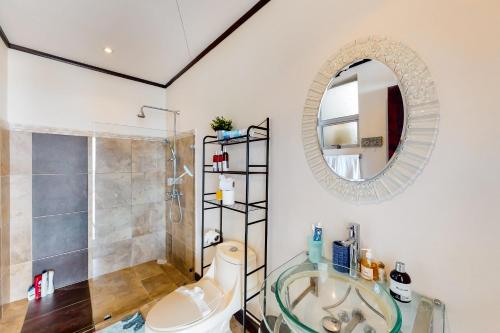 a bathroom with a shower and a sink and a mirror at Casa Hola in Coco