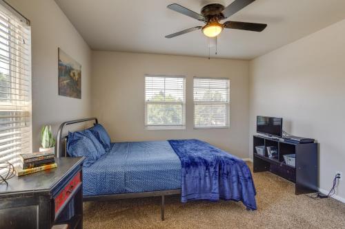 um quarto com uma cama e uma ventoinha de tecto em Pristine Parker Retreat with Patio and 2 Fireplaces! em Parker