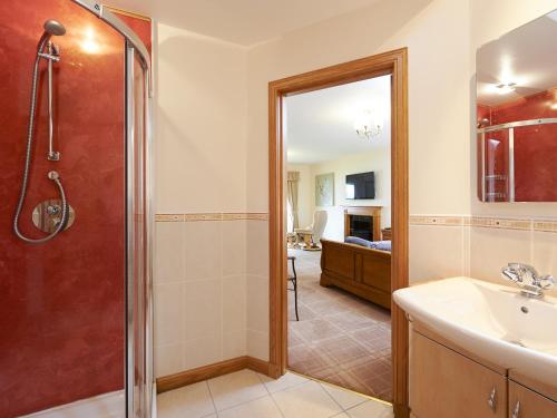 een badkamer met een douche en een wastafel bij Skye Fall in Letterfinlay
