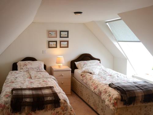 瑟索的住宿－Keith House，一间卧室设有两张床和窗户。