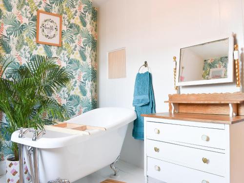 W łazience znajduje się biała umywalka i lustro. w obiekcie Little Blue Seaside House w Scarborough