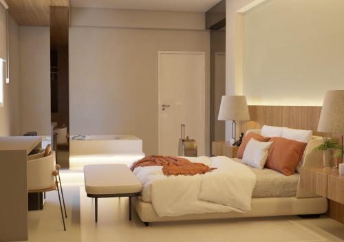 a bedroom with a bed and a table and a chair at Roma Hotel by H Hotéis - Airport in Brasília
