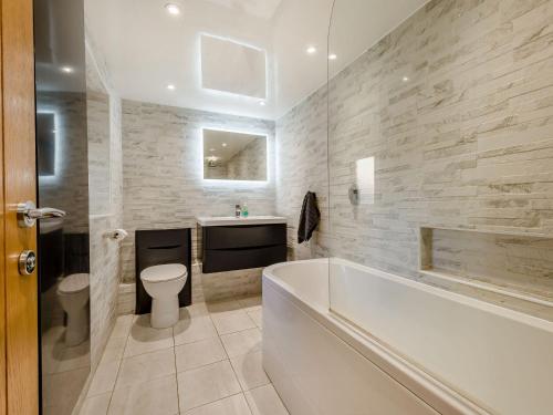 La salle de bains est pourvue d'une baignoire, de toilettes et d'un lavabo. dans l'établissement Shawdon Hill Cottage, à Glanton