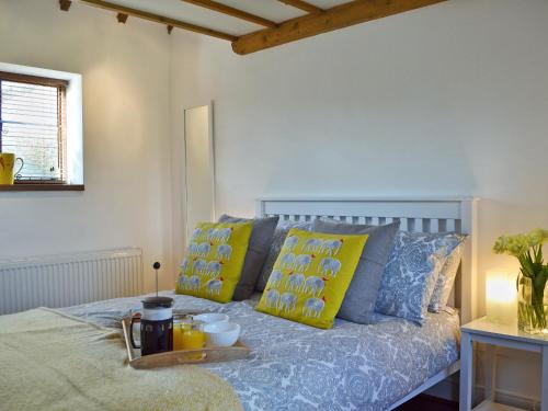 Llit o llits en una habitació de Honey Meadow Cottage