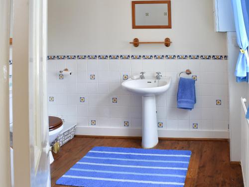 Ett badrum på Seaport Cottage