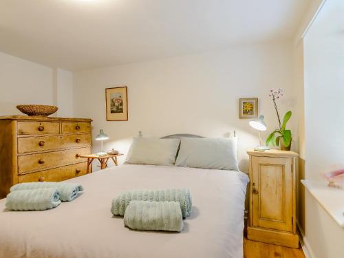 1 dormitorio con 1 cama blanca y 2 almohadas en Millers Cottage en Belford