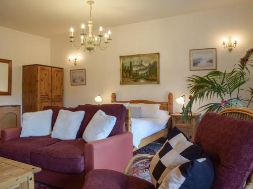 salon z kanapą i łóżkiem w obiekcie Lamb Inn w mieście Stoke Prior