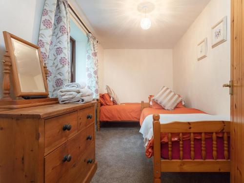 1 dormitorio con 2 camas y vestidor con espejo en Judd, en Launceston