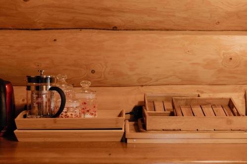a counter with wooden boxes and a coffee maker on it at Viesu nams “Kalna Raskumi” in Vecpiebalga
