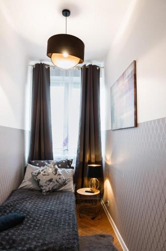 niewielka sypialnia z łóżkiem i oknem w obiekcie ClickTheFlat Wilcza 35 City Center Apart Rooms w Warszawie