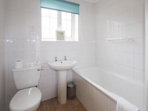 ein Badezimmer mit einem WC, einem Waschbecken und einer Badewanne in der Unterkunft Tom Putt in Ledbury