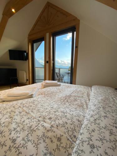 Кровать или кровати в номере Kanylosek Luksusowe Domki Drewniane