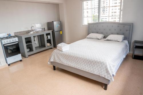 een slaapkamer met een bed en een fornuis. bij Blu Hostel in Panama-Stad