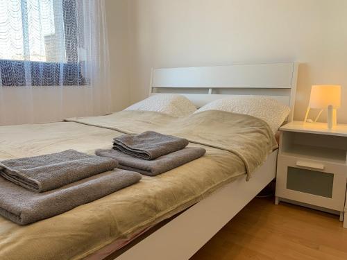 1 dormitorio con 1 cama con toallas en Charming Private Rooms in a Great Location, en Budapest