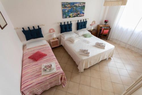 a bedroom with two beds and a table in it at Soggiorno in Valdelsa in Poggibonsi