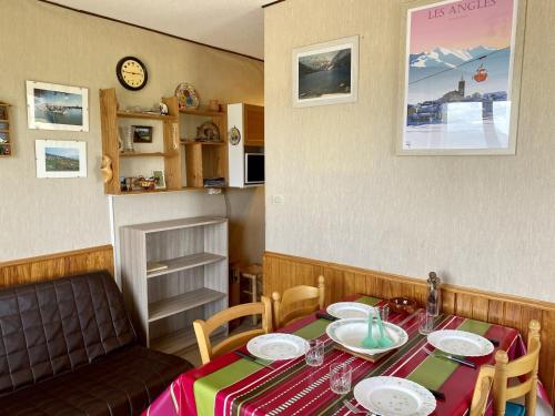 une salle à manger avec une table et une chaise dans l'établissement Studio Cabine 26m², 4 pers, proche commerces et pistes - FR-1-758-3, aux Angles