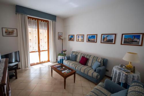 a living room with a couch and a table at Soggiorno in Valdelsa in Poggibonsi