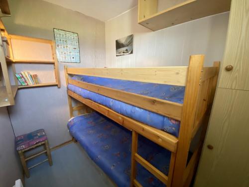 Ce lit superposé se trouve dans un dortoir doté d'un matelas bleu. dans l'établissement Studio Cabine 26m², 4 pers, proche commerces et pistes - FR-1-758-3, aux Angles