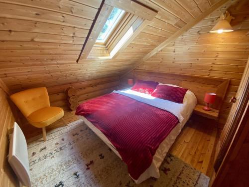 una camera con un letto in una cabina di legno di Appartement Les Angles, 4 pièces, 6 personnes - FR-1-758-11 a Les Angles