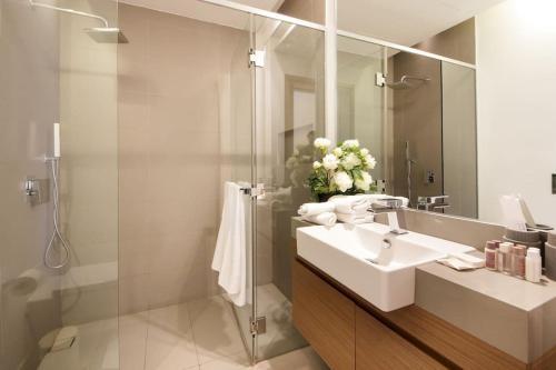 La salle de bains est pourvue d'un lavabo et d'un miroir. dans l'établissement WORLD CLASS 3BR in the HEART of DUBAI, à Dubaï