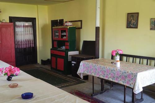 - un salon avec une table et une porte rouge dans l'établissement Šeherezada, à Kosjeric