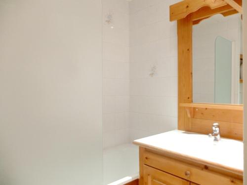 une salle de bain avec un lavabo et un miroir dans l'établissement Studio Confortable · Près des pistes et commerces · Balcon Sud · Animaux acceptés - FR-1-502-504, à Tignes