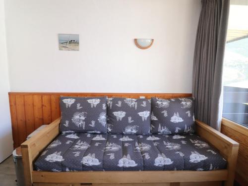 un canapé avec un motif bleu et blanc dans l'établissement Studio Confortable · Près des pistes et commerces · Balcon Sud · Animaux acceptés - FR-1-502-504, à Tignes