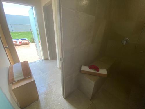 a bathroom with a shower with a red towel on a shelf at Hit Hoteles Aeropuerto Puebla in Huejotzingo