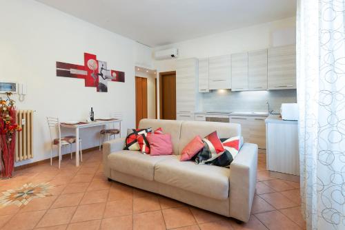 ein Wohnzimmer mit einem Sofa und einer Küche in der Unterkunft Casa Viotti Monza in Monza