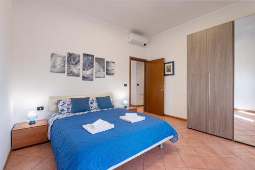 ein Schlafzimmer mit einem blauen Bett und einem Schrank in der Unterkunft Casa Viotti Monza in Monza