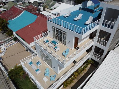 聖安德烈斯的住宿－Bahia San Andres Hospedaje，享有带游泳池的房屋的顶部景致