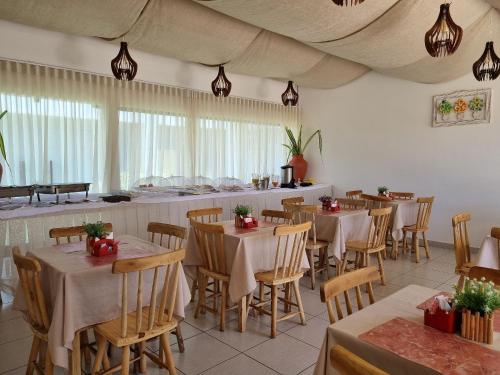 een restaurant met tafels en stoelen in een kamer bij Cupe Beach Living Porto de Galinhas por Brevelar in Porto De Galinhas