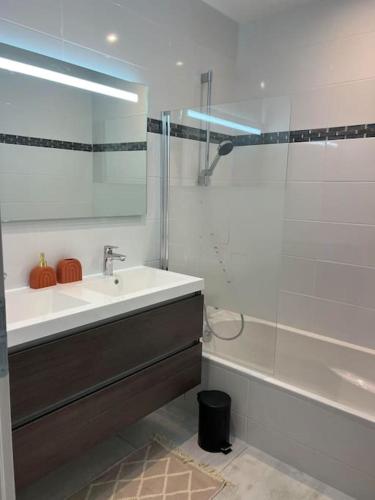 une salle de bain blanche avec un lavabo et une douche dans l'établissement Maison neuve de standing 150 m2, à Croix-Chapeau